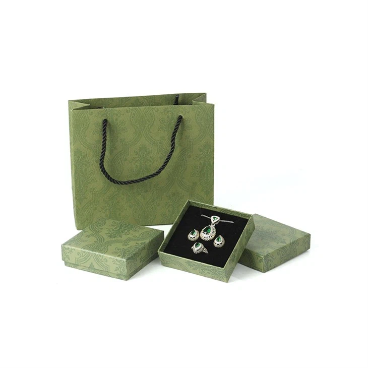 Škatla za ogrlico in papirnata vrečka